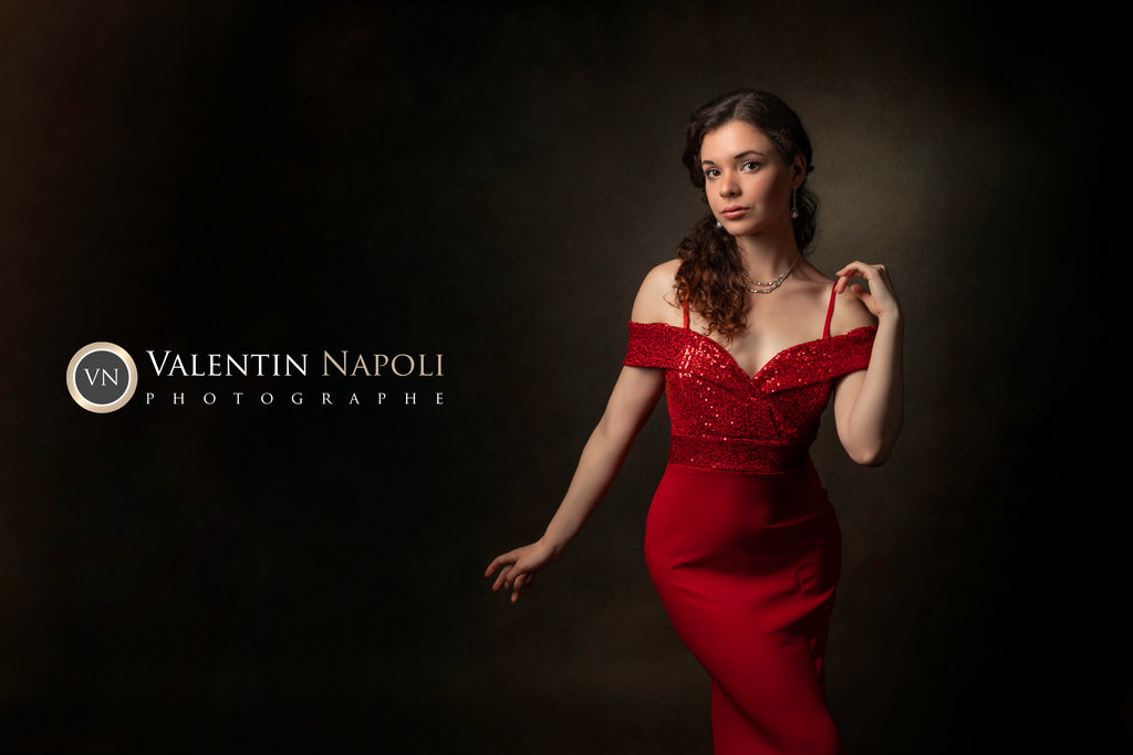 Portrait professionnel jeune femme en robe de soirée rouge