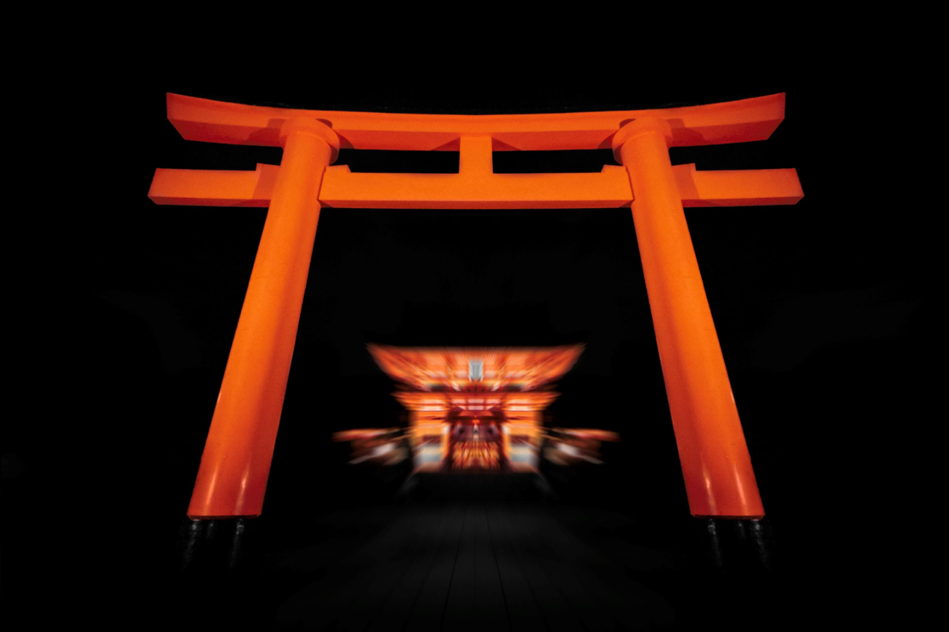 Porte d'un temple japonais orange, de nuit