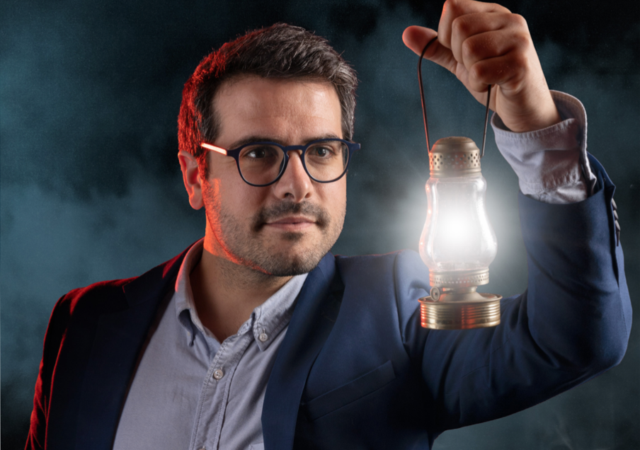 Portrait créatif d'un manager éclairé, avec une lanterne