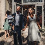 Mariés à la sortie de la mairie avec confettis