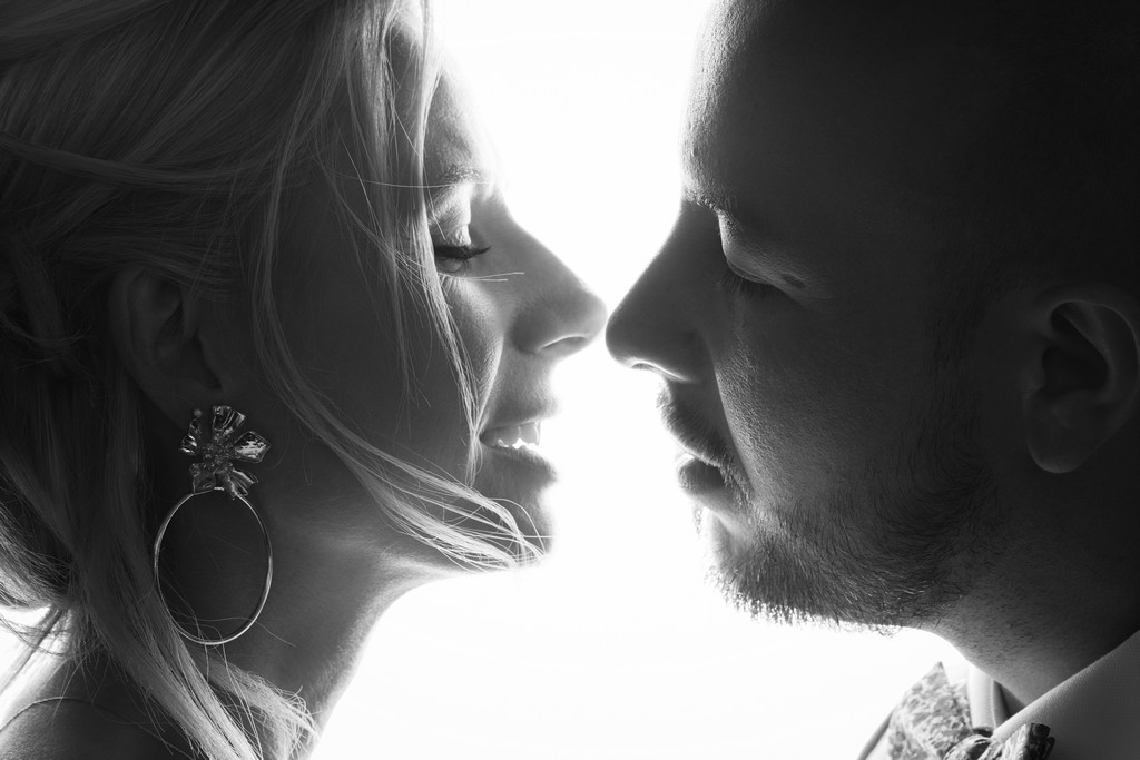 Portrait de mariés sur le point de s'embrasser