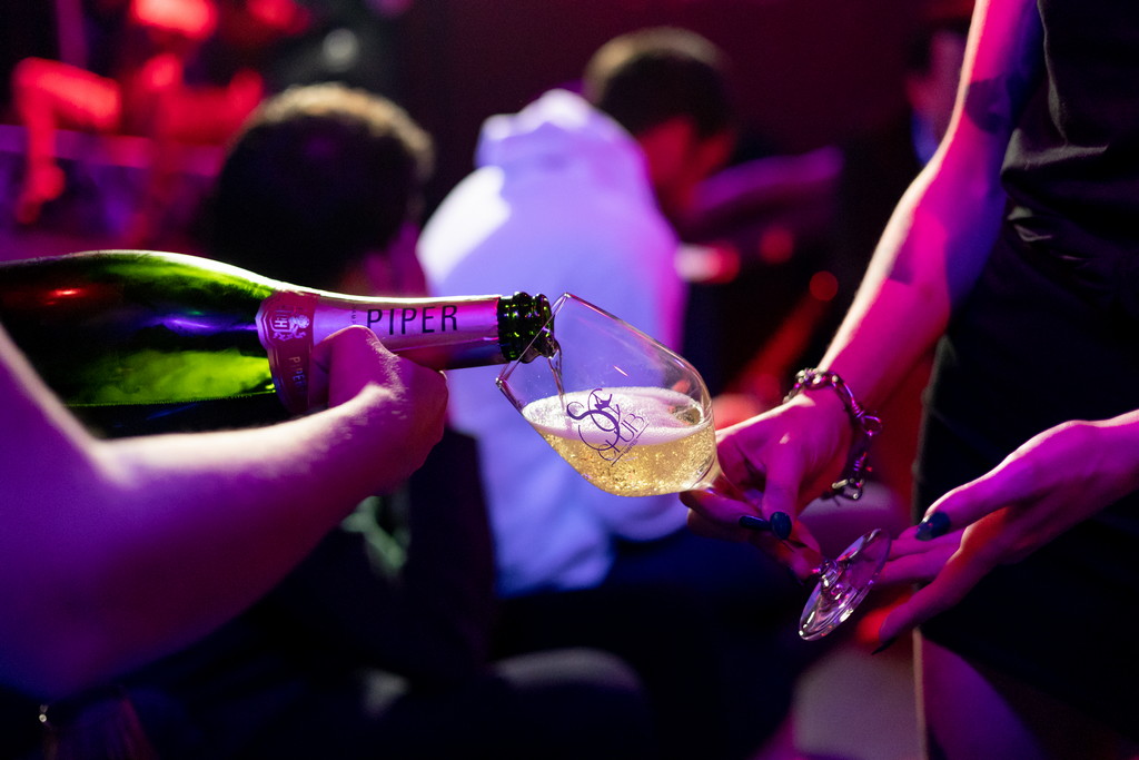 Verre de champagne dans une ambiance de club nocturne