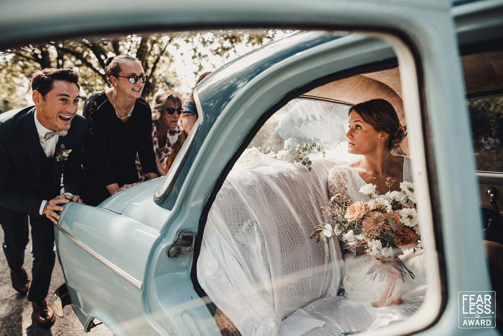 Photographie de mariage de Valentin Napoli primée par Fearless Photographers représentant le marié qui pousse la voiture de collection du mariage tombée en panne dans laquelle se trouve la mariée