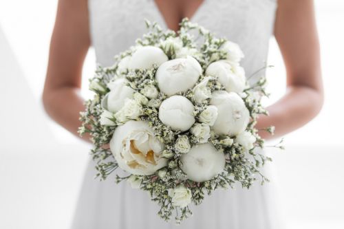 Bouquet de fleurs blanches de la mariée