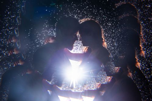 Photo de couple romantique au travers d'un prisme