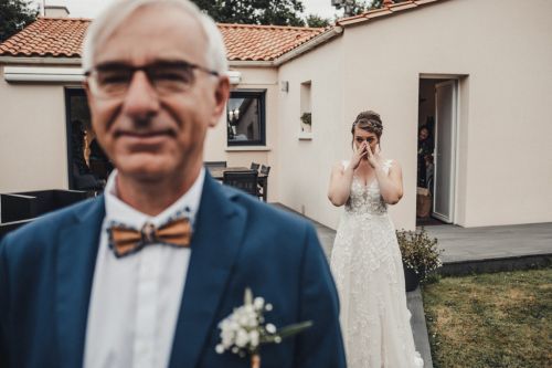 Emotion de la mariée lorsque son père la découvre