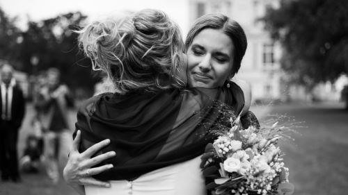 Mariée qui enlace sa mère avec émotion