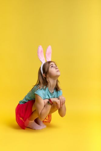 Petite fille qui pose avec des oreilles de lapin