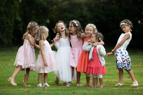 Petites filles en robes qui jouent lors d'un mariage