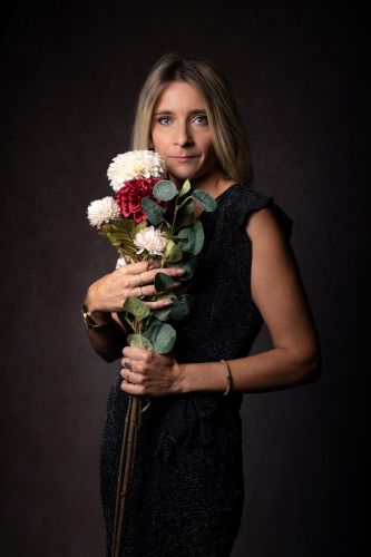 Portrait individuel d'une femme avec un bouquet