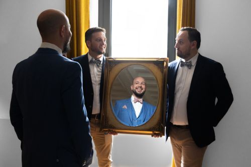 Marié et ses témoins lors des préparatifs