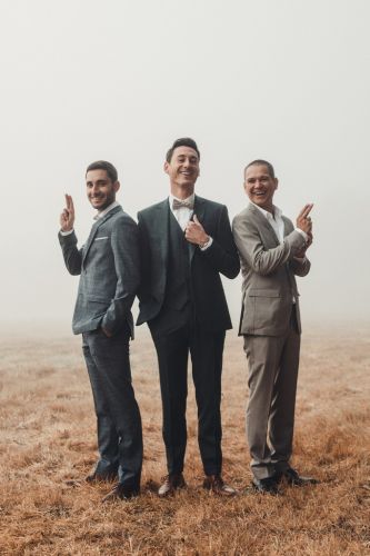 Marié et ses témoins dans le brouillard en position James Bond