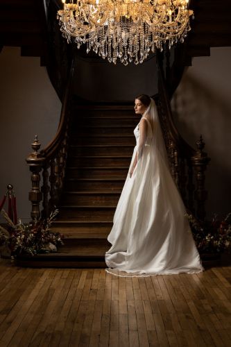 Mariée sous un lustre dans un décor somptueux