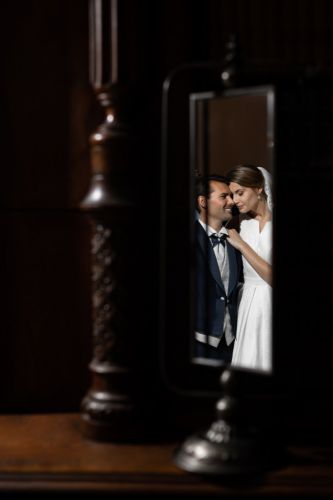Couple de mariés dans un miroir