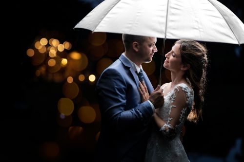 Photo de mariage technique avec un parapluie