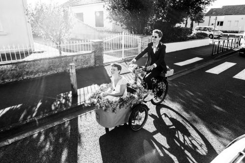 Mariés à vélo en noir et blanc