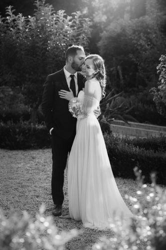 Photo de couple de mariés en noir et blanc