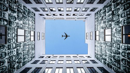 Image originale d'un avion passant dans une cour intérieure