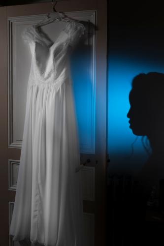 Robe de mariée accrochée et silhouette de mariée