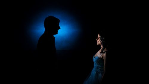 Photo de couple originale avec d'ombres et de lumière bleue