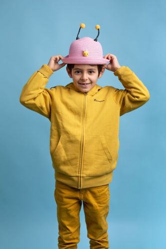 Portrait créatif d'un petit garçon avec un chapeau rigolo