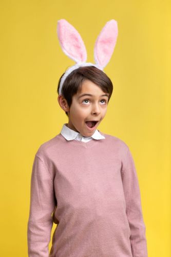 Portrait créatif original d'un enfant avec des oreilles de lapin