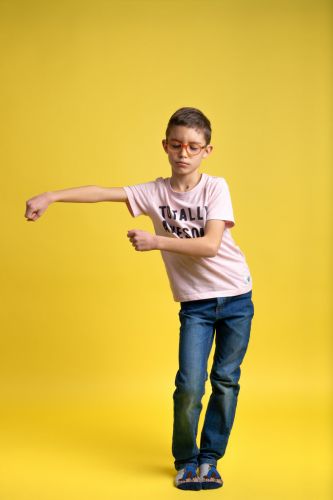 Portrait d'un enfant sur fond jaune, pris en studio photo