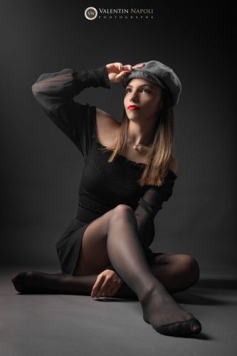 Photo professionnelle jeune femme à casquette