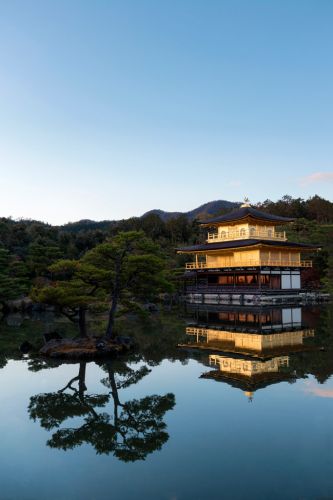 Temple japonais qui se reflète dans un lac magnifique