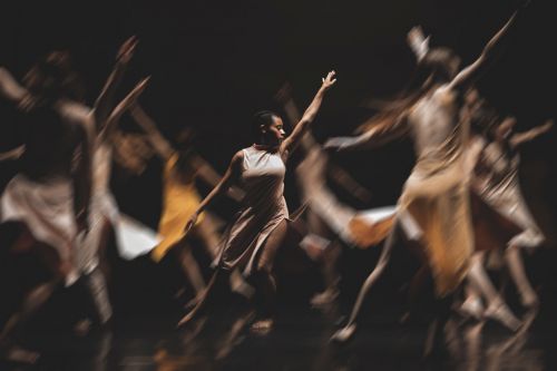 Danseuses en plein spectacle dans une photo artistique