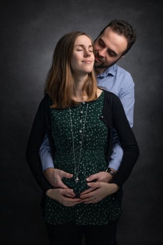 Femme enceinte et son homme, portrait d'un couple amoureux