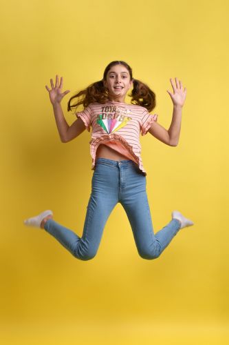 Portrait fun et coloré d'une adolescente qui saute