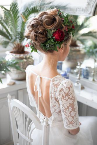 Focus sur un chignon de mariage avec couronne de fleurs