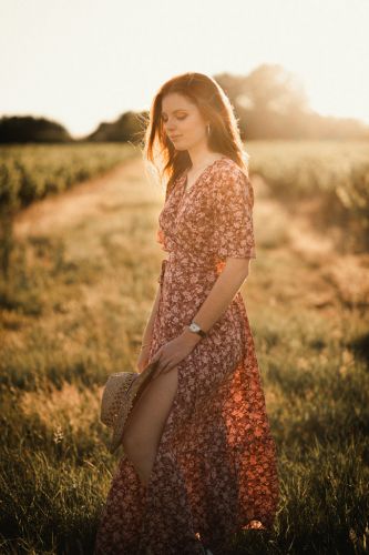 Portrait romantique jeune femme en robe fleurie en nature