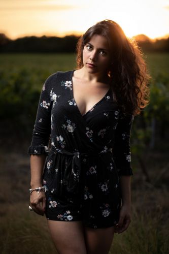 Portrait jeune femme brune au crépuscule