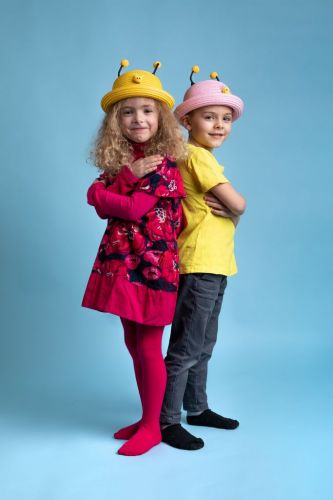 Portrait coloré de 2 enfants en studio