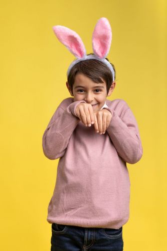 Petit garçon avec des oreilles de lapin en studio photo
