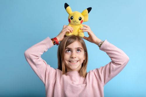 Portrait de petite fille avec sa peluche pikachu