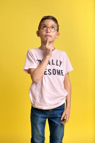Portrait photo coloré d'un petit garçon à lunettes