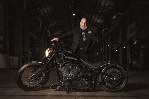 Portrait créatif d'un homme et de sa moto Harley Davidson
