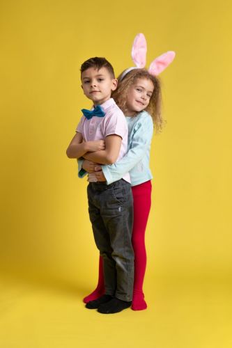 Portrait de deux enfants qui se font un câlin