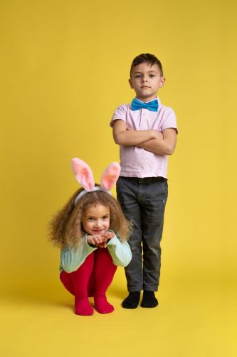 Portrait créatif de deux enfants sur fond jaune