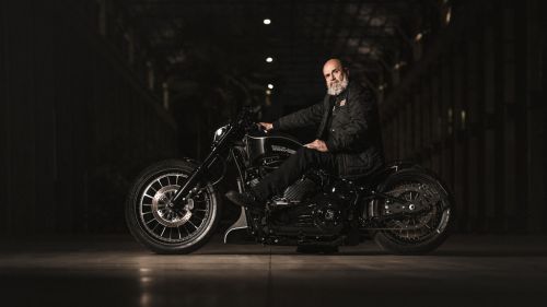 Portrait d'un homme sur une Harley Davidson noire