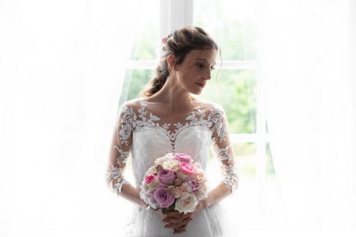 Portrait mariée avec son bouquet