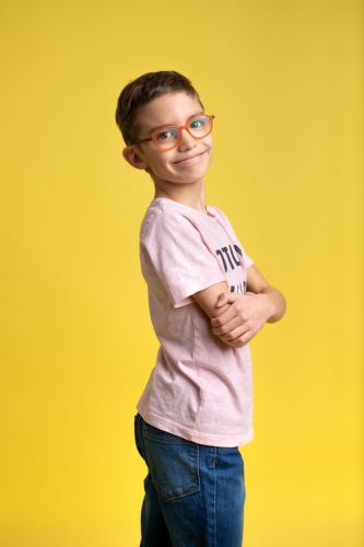 Portrait créatif d'un enfant avec des lunettes en studio